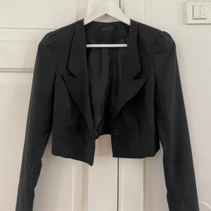 Svart croppad kavaj från Vero Moda - Snygg svart croppad kavaj från Vero Moda med markerade axlar och långa ärmar⚡️🪩 Bra skick