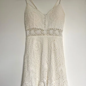 Vit sommarklänning  - Jättefin mönstrad sommarklänning, använd enstaka gång som studentklänning. Storlek M men passar mig som har S