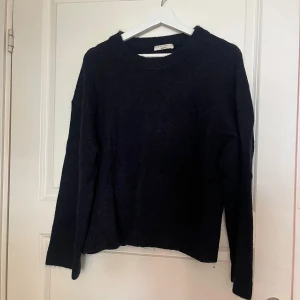 Marinblå stickad tröja - Snygg marinblå stickad tröja från gina som inte längre kommer till användning 🤍den har använts flitigt, men är fortfarande i väldigt fint skick. Nypris 399kr, säljer för 80kr 🤍 