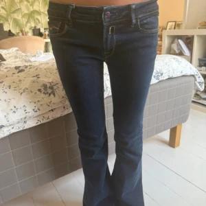 Mörkblå bootcut jeans med låg midja - Snygga mörkblå jeans med bootcut och låg midja ifrån Replay ❣️