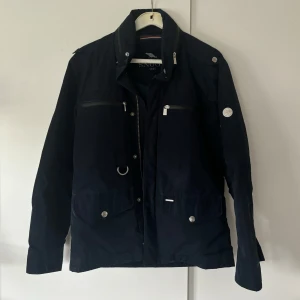 Snoot jacka - Väldigt snygg eftertraktad högkvalitativ marinblå field jacket från Snoot i storlek M säljes. Perfekt nu till sensommar och höst för dig som vill sticka ut lite. Nypris på ca 4000, sitter grymt och är sparsamt använd i bra skick! Tveka inte vid minsta fråga eller fundering!