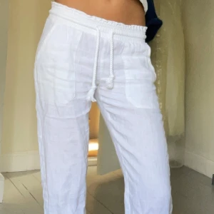 Vita linnebyxor från Skagen XS - Snygga vita linnebyxor från Skagen i storlek XS. Byxorna har raka ben. 100% Linne 