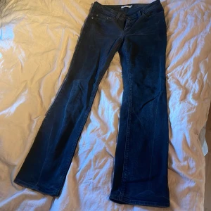Levi's Superlow Bootcut jeans svart  - Snygga Levi's Superlow Bootcut jeans i färg, medel midja och bootcut-ben. Levi's-lapp bak och röd etikett på fickan. I storlek W28 L32. Knappt använt då dem är förstora! Original pris 879kr säljer för 790 då dem inte har används. 