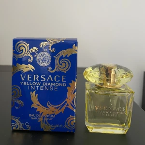 Versace Yellow Diamond Intense EdP 30ml - Versace Yellow Diamond Intense är en lyxig parfym i en elegant, fyrkantig glasflaska med guldfärgad, diamantformad kork. Flaskan rymmer 30 ml. Endast ett fåtal sprayningar använt. Doften är intensiv och exklusiv, perfekt för dig som gillar statement-parfymer.