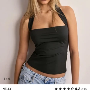 Svart halterneck tubtopp från Nelly - Svart halterneck topp från Nelly som tyvärr aldrig blivit använd och därför sitter även lappen kvar. Kontakta för fler bilder och pris kan diskutera. Nypris 249kr💗