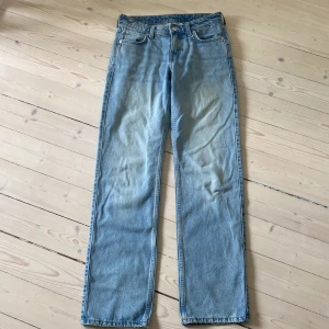 Ljusblå raka jeans från Arrow - Snygga ljusblå jeans från Arrow med klassisk femficksdesign och raka ben. Jeansen har normal passform och är tillverkade i slitstarkt denimtyg av bomull. Perfekta för en avslappnad och trendig look.