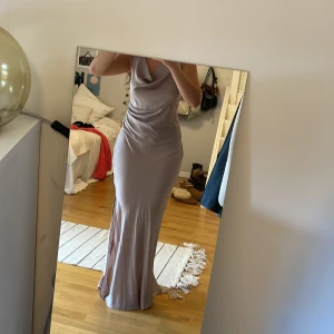 Långklänning - Säljer denhär långklänningen i storlek S. Säljs för 200 kr exkl frakten🩷