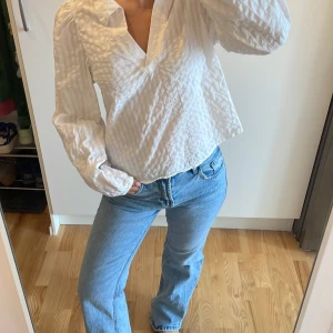 Vit blus i  - En supersnygg vit blus fårn Monki som är köpt på Sellpy! Säljs då den tyvärr inte kommer till användning.På framsidan finns Ett litet rött sträck (syns ej vid användnings, och en väldigt liten fläck som är på insidan av kragen och ej syns heller men ville uppmärksamma om detta ändå! (Se bilder) 🌸🌸