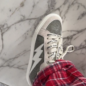 glittriga zadig and voiltare skor - säljer mina super snygga zadig skor i storlek 38. pågrund utav att dom tyvärr inte kommer till användning längre, dom är i bra skick (skric privat för fler bilder) köpte för 3095 men säljer för 2250, kan gå ner i pris vid snabb affär❤️ .