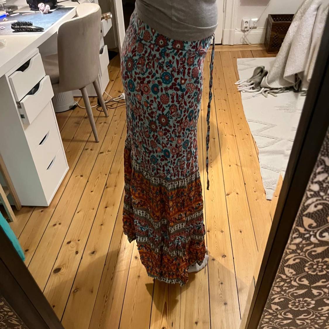 Blommig långkjol med volang - 1