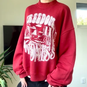 Bershka Pullover Röd Vintage Tröja - Mycket fin och bekväm collage-tröja. Sparsamt använd men den har en noppra på ena armen.