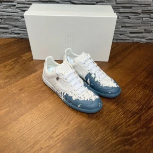 Maison Margiela Paint Splatter - Maison Margiela Paint Splatter i storlek 39  Skick 10/10, helt sprillans nya med box och tags  Nypris ca 7000 kr  Fraktar samma/nästa dag