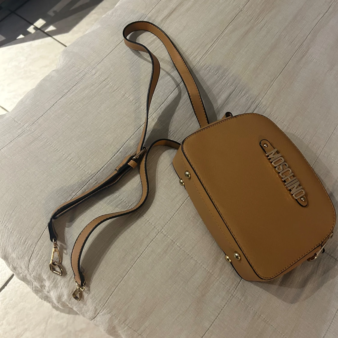 Beige axelväska från Moschino - 4