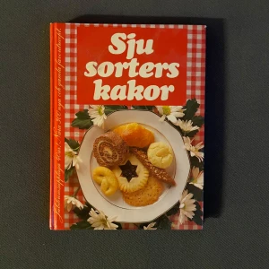 Sju sorters kakor - Sveriges mest köpta bakbok! Här hittar du över 300 recept på klassiska och nya kakor, alla med bilder och smarta tips. Perfekt för dig som vill imponera på vännerna med hembakat fika eller testa nya smaker. En färgglad och inspirerande bok för alla som gillar att baka.