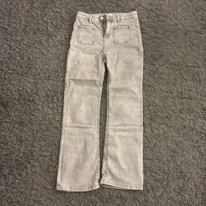Skitsnygga  jeans från Mango❤️ - Snygga utsvängda grå jeans från Mango, (de ser nästan raka ut men jag lovar de är utsvängda❤️) i storlek 164. De är köpta på boozt och nästan aldrig använda då de var lite för små. Men superbra skick och skitsnygga fickor fram och bak❤️❤️❤️ priset går absolut att diskutera 