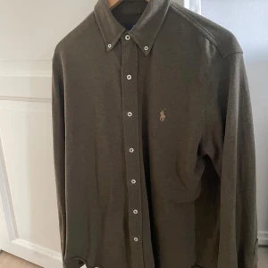 Ralph Lauren skjorta  - Ralph Lauren skjorta i featherweight mesh, strl M. Nyskick, nypris 1795 kr 