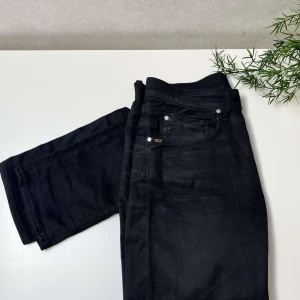 Svarta (mesh) jeans från Tiger of Sweden (storlek 30/32) - Säljer ett par svarta Tiger Of Sweden jeans med en typ av mesh, storlek 30/32. Gott som nya! Hör av dig vid minsta lilla fundering. 