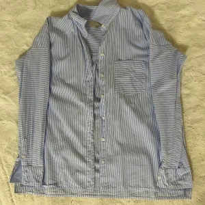 Blårandig skjorta från InWear - Snygg blårandig skjorta från InWear i klassisk modell med bröstficka och knappar framtill. Skjortan har lång ärm och är tillverkad i mjuk bomull. Perfekt för en clean och fräsch look 