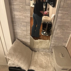 Lågmidjade jeans - Blå lågmidjade Tommy Hilfiger jeans i modellen ”sophie low rise flare” Strl 28/30 och aldrig till användning!! (nypris 1300:-) priset kan diskuteras