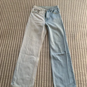 Dr Denim tvåfärgade jeans Echo - Unika Dr Denim Echo jeans i tvåtonad design med raka ben. Jättesköna jeans men den har tyvärr blivit för små i storleken, använda sparsamt. Så i väldigt fint skick. Storlek- 25/30❤️skriv vid frågor eller fler bilder💞