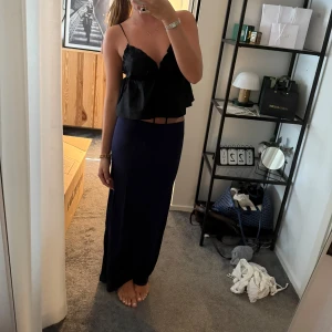 Low waist maxi skirt  - Säljer denna lågmidjadw kjolen från Nelly k storlek 36