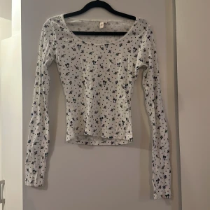 Pyjamas topp - Säljer denna söta långärmade toppen från Nelly i storlek xs då den är för liten för mig. Aldrig använd