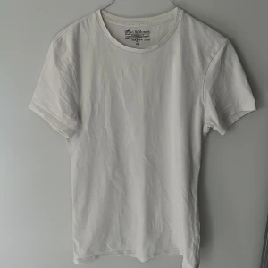 Vit t-shirt från Bread & Boxers XS - Klassisk vit t-shirt från Bread & Boxers i storlek XS. Enkel design med rund halsringning och korta ärmar. 