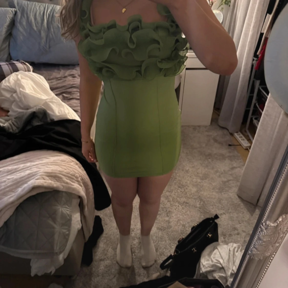 Grön kort klänning med volang