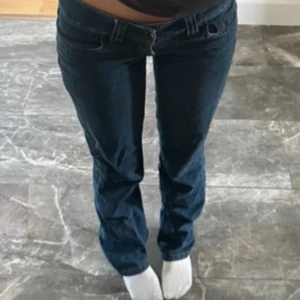 Lågmidjade vero Moda jeans  - Jätte snygga lågmidjade vero moda jeans som har väldigt lite bootcut så de är mycket mer åt det raka hållet! Byxorna är i storlek Xs/34 och är i relativt bra skick men finns några enstaka defekter som går att se på bilderna som att färgen på knappen har tappats osv. Inte så jätte stora saker som syns💕skriv för fler bilder! • midjemåttet rakt över 39 cm • midjemåttet runt hela cirka 75 cm  •innerbenslängd runt 75 cm