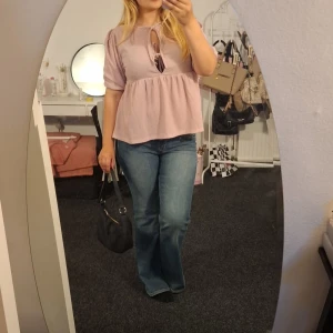 Ljusrosa blus - Söt blus från lager 157 i storlek S men passar mig som har M. Nypris 150kr, helt oanvänd men klippte prislappen och sen har den aldrig kommit till användning.