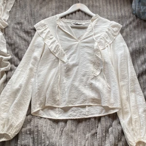 Vit blus - Sötaste blusen från Kappahl😍 Blusen är väldigt luftig så passar både sommaren såsom hösten👌Skriv för fler bilder, sitter verkligen sååå fint på🤍🥹