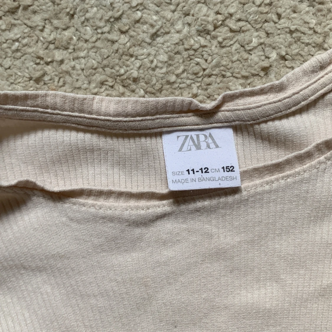 Beige ribbad topp med volang från Zara - 2