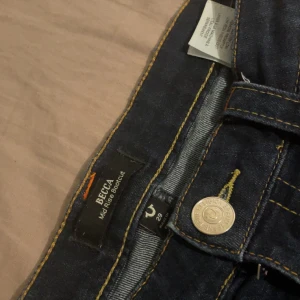 True Religion bootcut jeans mörkblå - Mörkblå jeans från True Religion, modell BECCA Mid-Rise Bootcut. Använd ca 10 gånger!