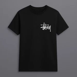 Svart Stüssy t-shirt Dover Street Market - Svart t-shirt från Stüssy med vit logga på bröstet och stor print på ryggen med texten 'Dover Street Market London'. Klassisk passform, rund hals och korta ärmar. Perfekt för dig som gillar streetwear och vill sticka ut med en ikonisk look.