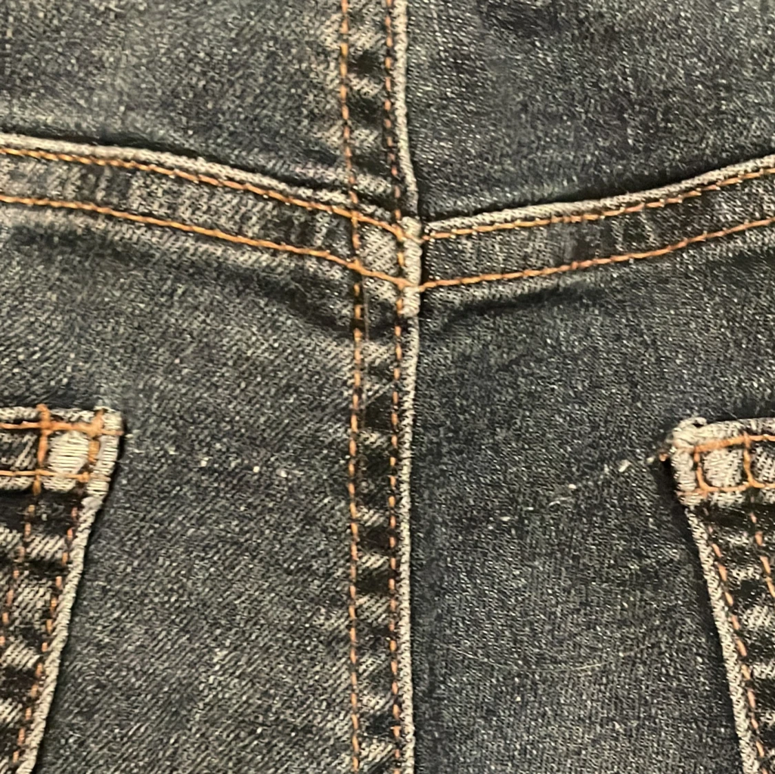 Mörkblå jeanskjol med volang - 4