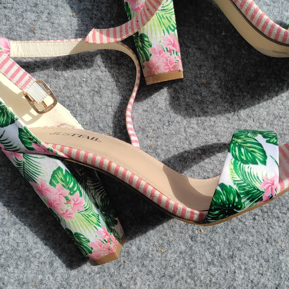 Blommiga klack-sandaler från JustFab - 2