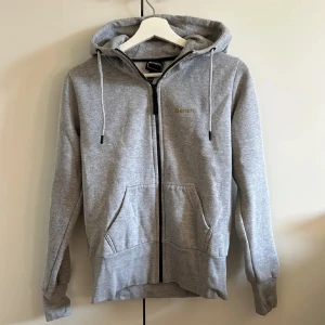 Zip up hoodie - Zip up hoodie i strl XS. Sparsamt använd, i fint skick. Tryck gärna på ”köp”.