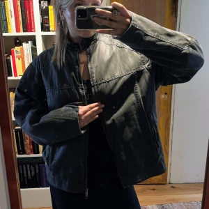 Oversized grå jacka från Weekday - Säljer en oversized grå jacka från Weekday med raka sömmar och hög krage. Jackan har dragkedja framtill, två fickor med dragkedja och quiltat foder. Perfekt för dig som gillar en loose och chill stil till höst.