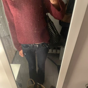 Vinröd stickad tröja från Selected Femme - Vinröd stickad tröja från Selected Femme i modellen SLFGabella. Sjukt passande inför hösten, gjord av alpacka mix. Otroligt fin och bra kvalitet! Köpt för 1200 och aldrig änvänd, priset går att diskutera 🩷Helt slutsåld!!!