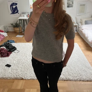 Grå stickad tröja från Zara - Supermysig grå stickad tröja från Zara med kort ärm. Väl andvänd men i god form🩷 Säljer då den ej kommer till användning.