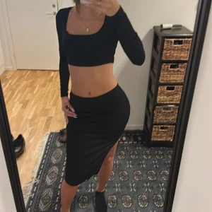 Svart tight långkjol med slits - Säljer detta sett från SHEIN!