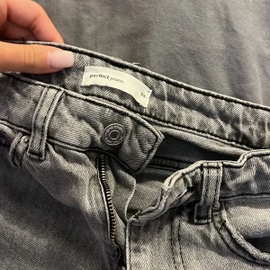 Grå Bootcut jeans Gina  - Ett par gråa Bootcut jeans från Gina. Säljer pga för små 🩶