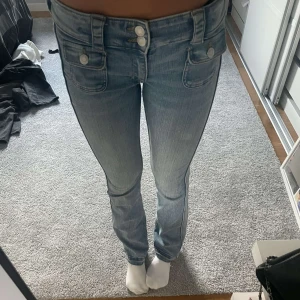 Ljusblå bootcut jeans - Säljer ett par ljusblå lowaist bootcut jeans i storlek 158 då dom aldrig används 