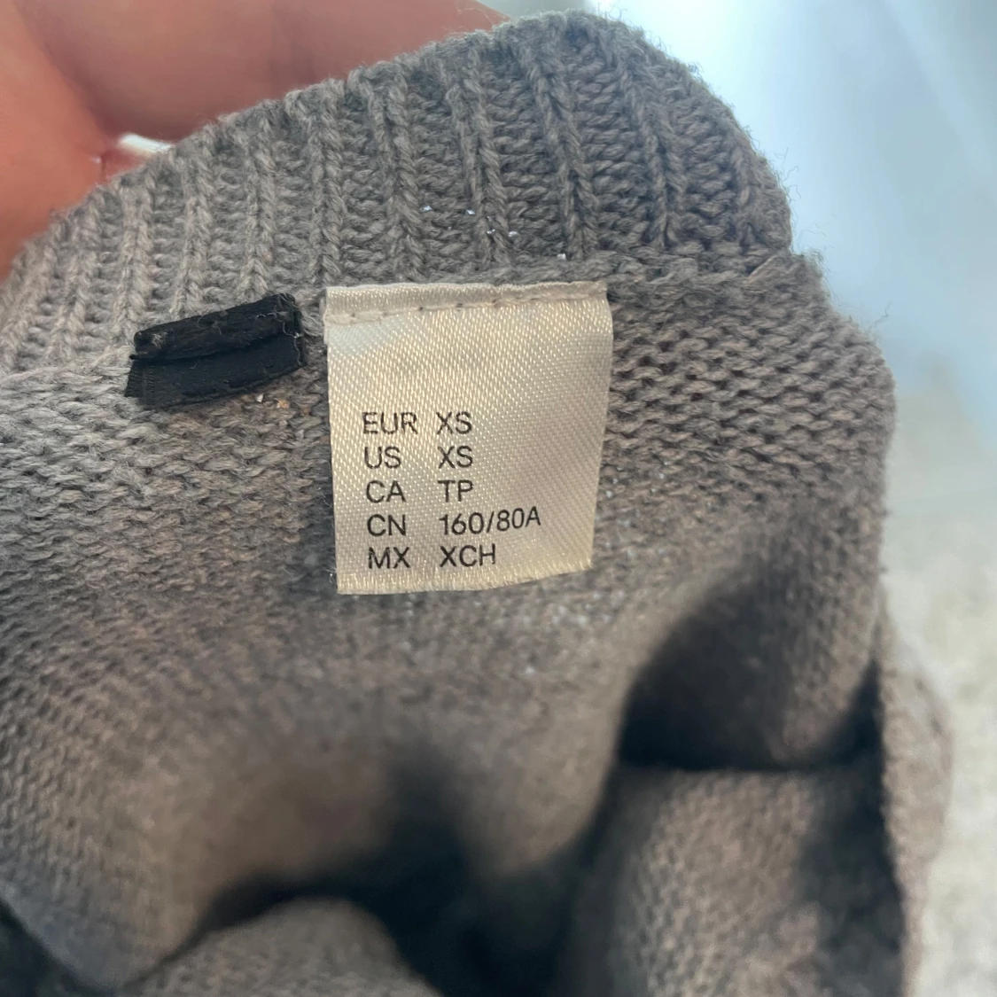 Grå stickad tröja med pärlor XS - 1