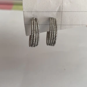 Örhängen - Örhängen i silverfärg💕