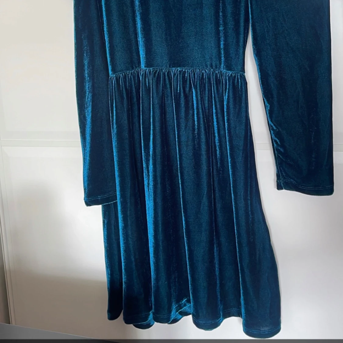 Mörkblå sammetklänning med puffärm - 1