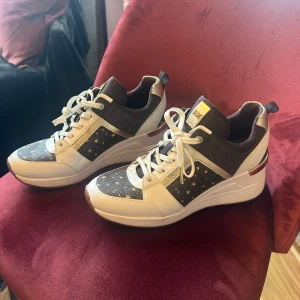 Michael Kors sneakers - Bekväma och fina MK skor, knappt använda.