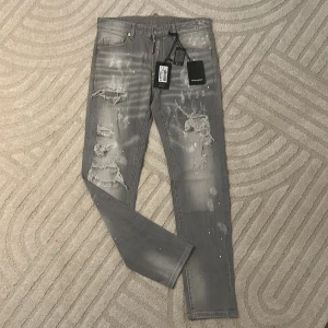 Grå Dsquared2 jeans  - Helt nya Dsquared2 jeans från dsquard som är helt nya aldrig använda, fick den i present men har bytt stil så det är inte direkt min grej nå mer, priset kan sänkas vid snabb äffar.