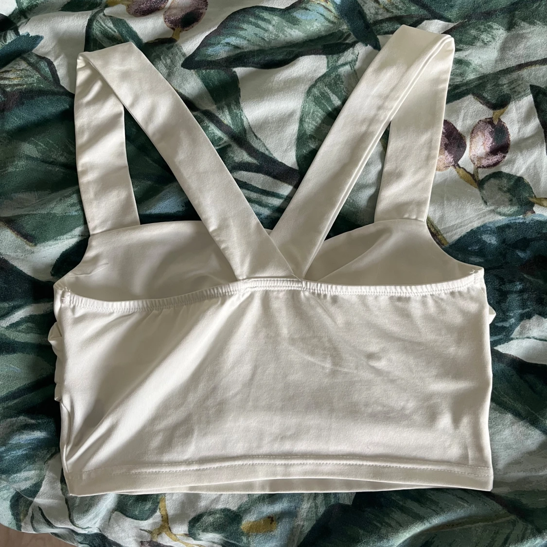 Vit croppad omlottopp med breda axelband - 2