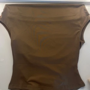 Off the shoulder toppar !!  - Säljer dessa 3 superfina off the shoulder topparna i färgerna brun, beige och svart! De är superfina och aldrig använd innan! Kan skicka fler bilder vid intresse! 💌